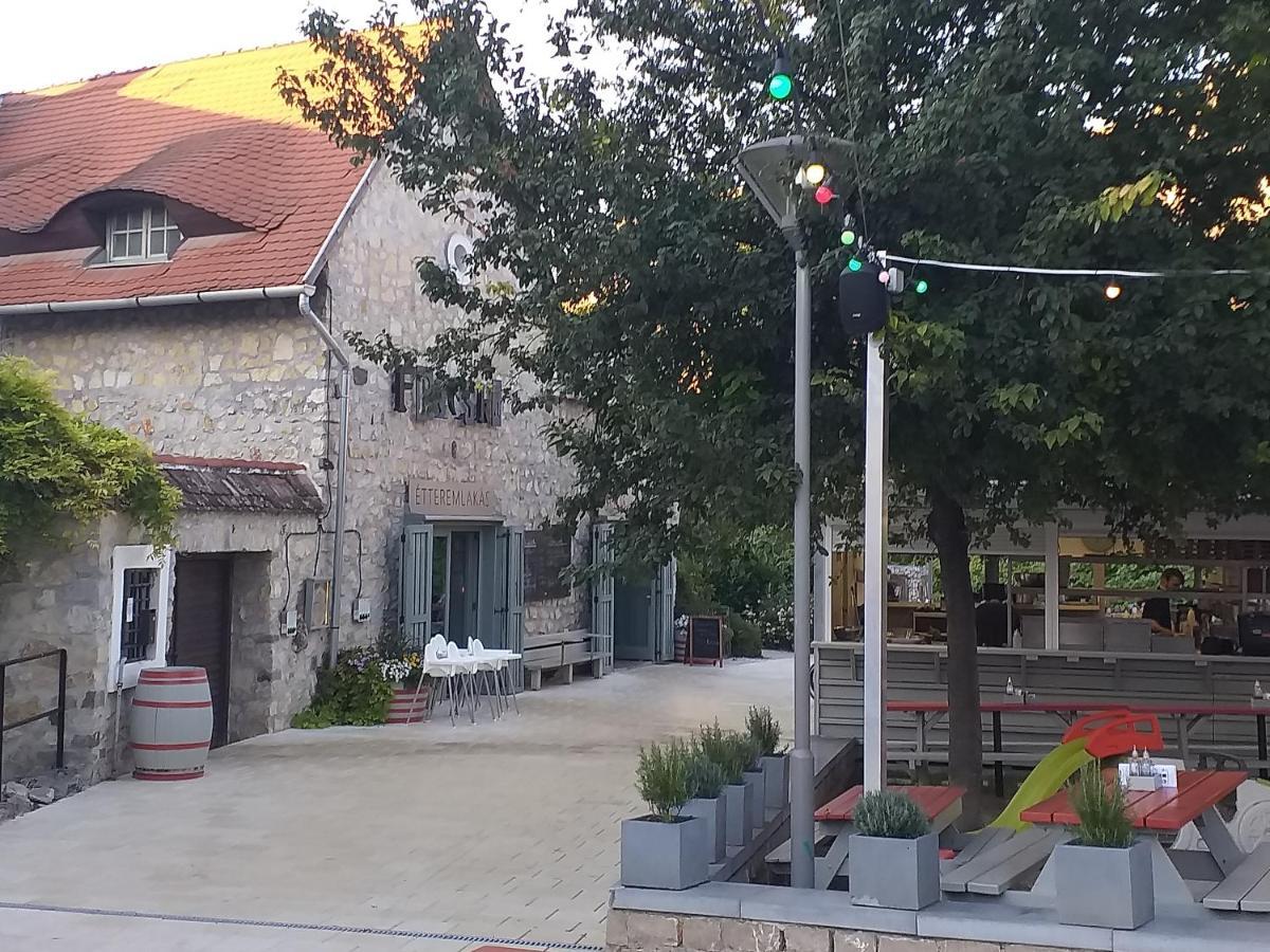 Galeria Villa Veszprém Buitenkant foto